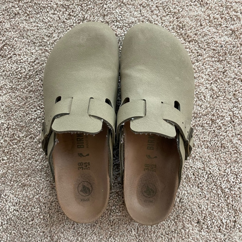 LIKE NEW Birkenstock Boston Clogs